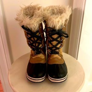 Kids sorel tofino boots.